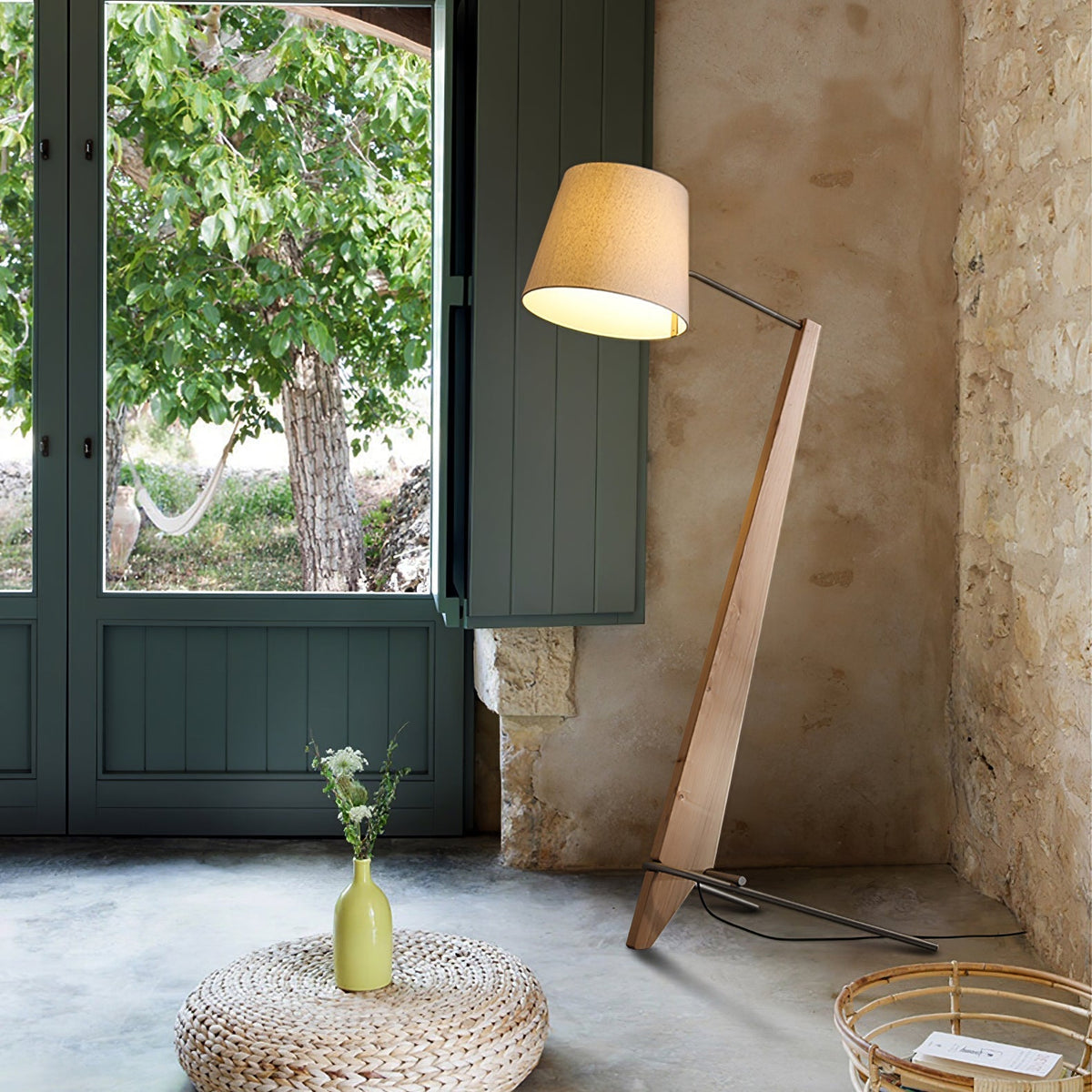 Vyran vloerlamp van walnoothout en beige stof