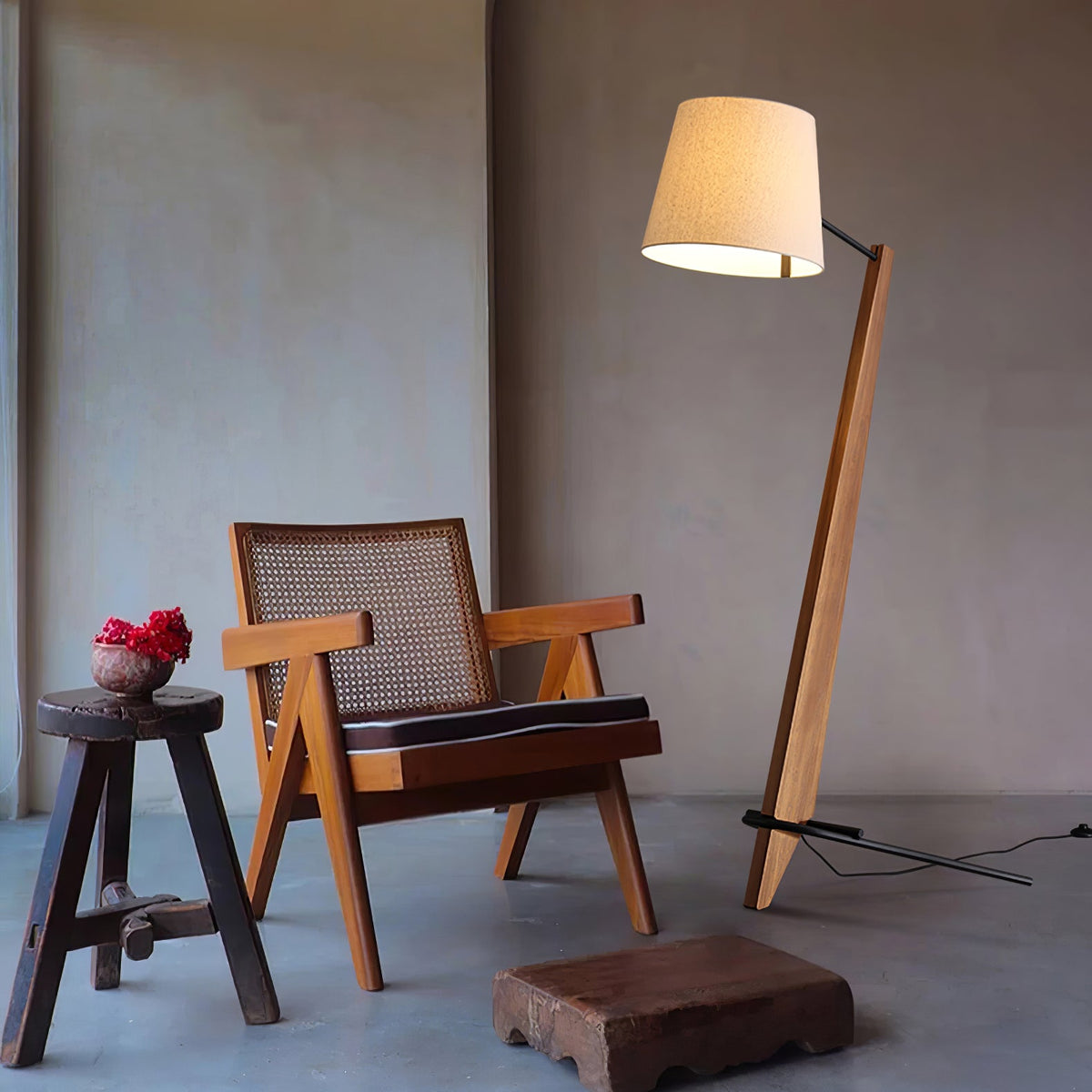 Vyran vloerlamp van walnoothout en beige stof