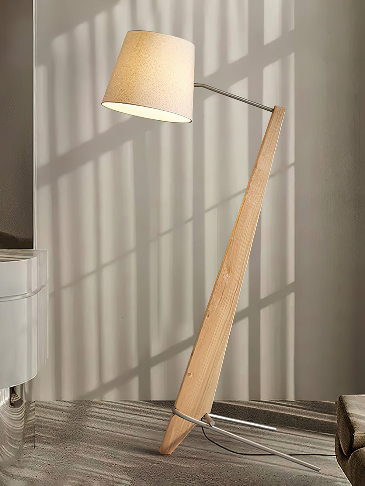 Vyran vloerlamp van walnoothout en beige stof