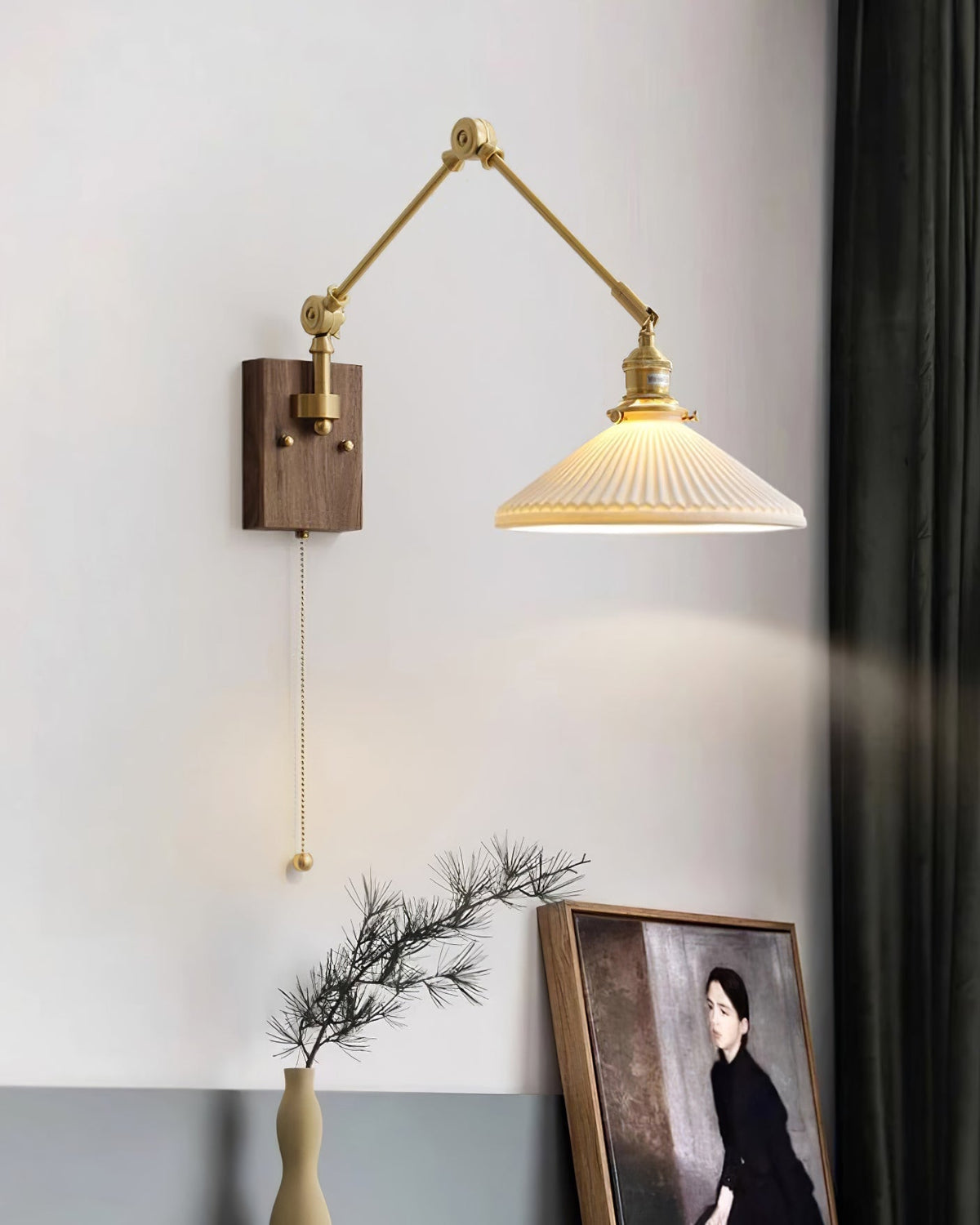 Vintage wandlamp met verstelbare arm, geplooide kap en walnoothoutbasis