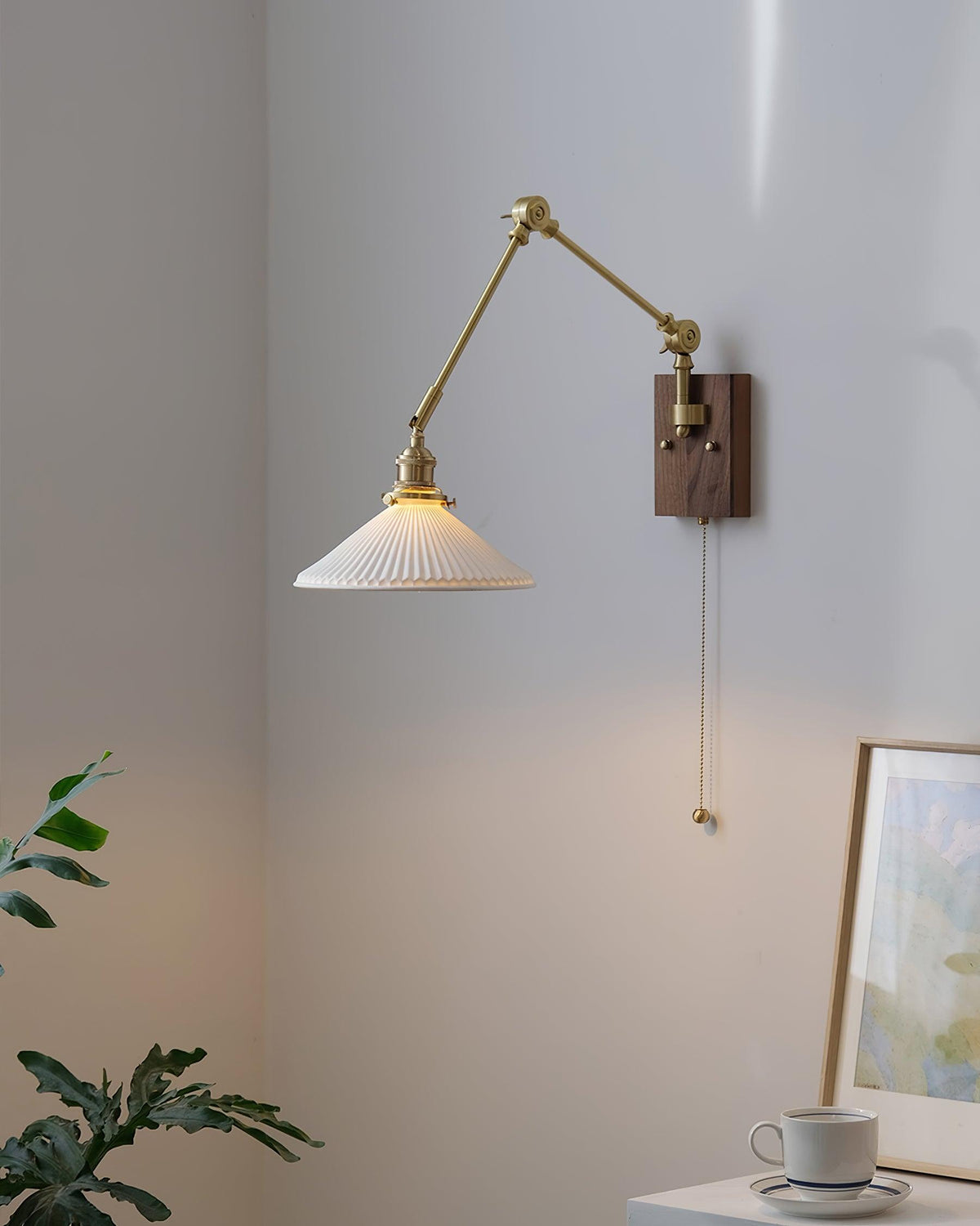 Vintage wandlamp met verstelbare arm, geplooide kap en walnoothoutbasis