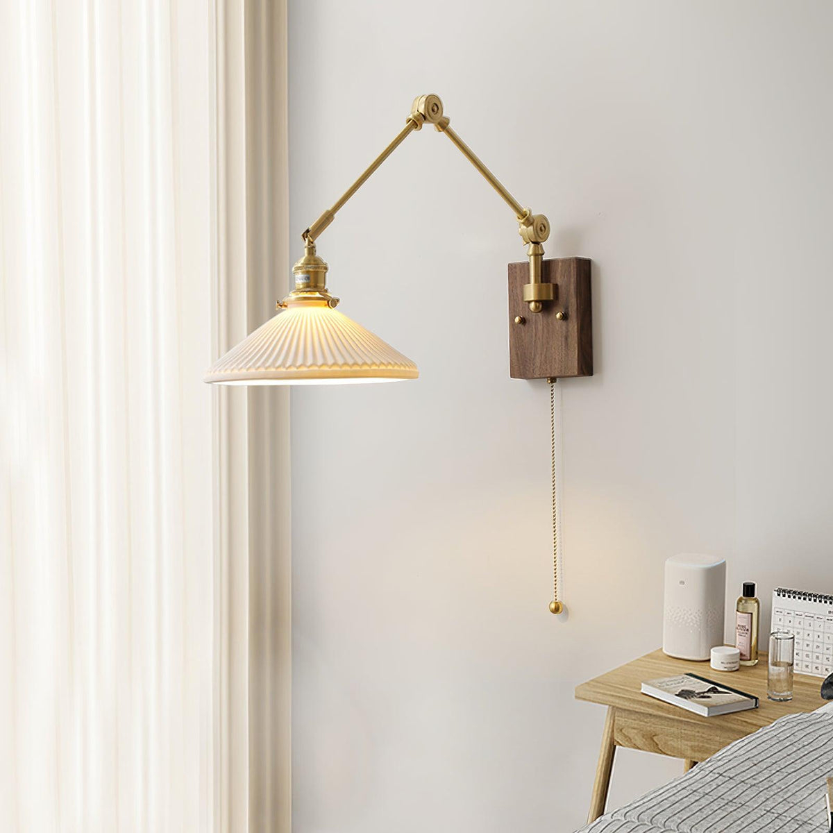 Vintage wandlamp met verstelbare arm, geplooide kap en walnoothoutbasis