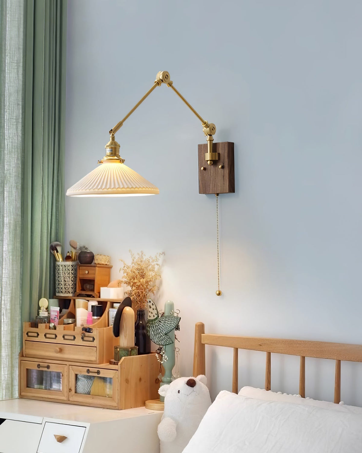 Vintage wandlamp met verstelbare arm, geplooide kap en walnoothoutbasis