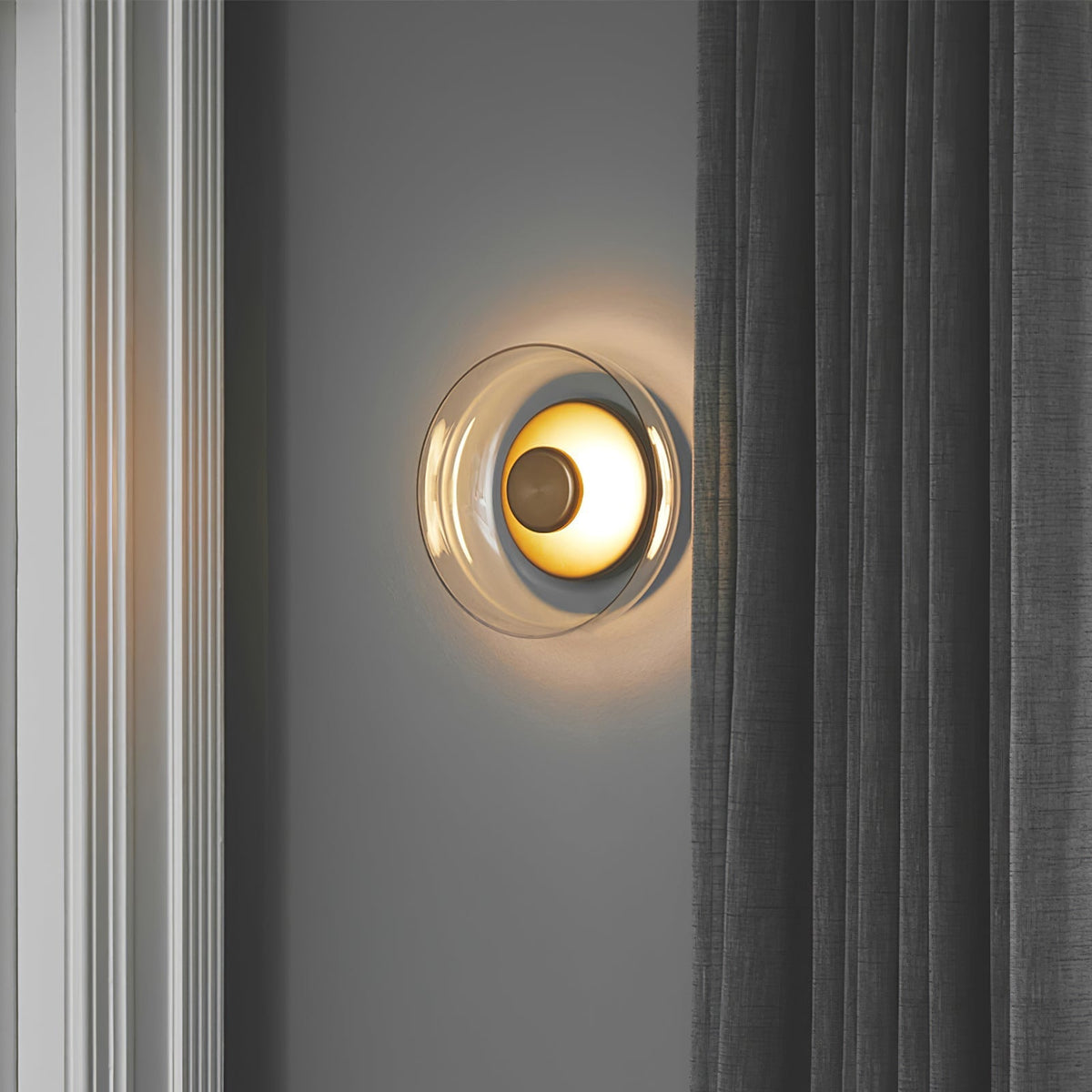 Aether messing wandlamp met glazen kap