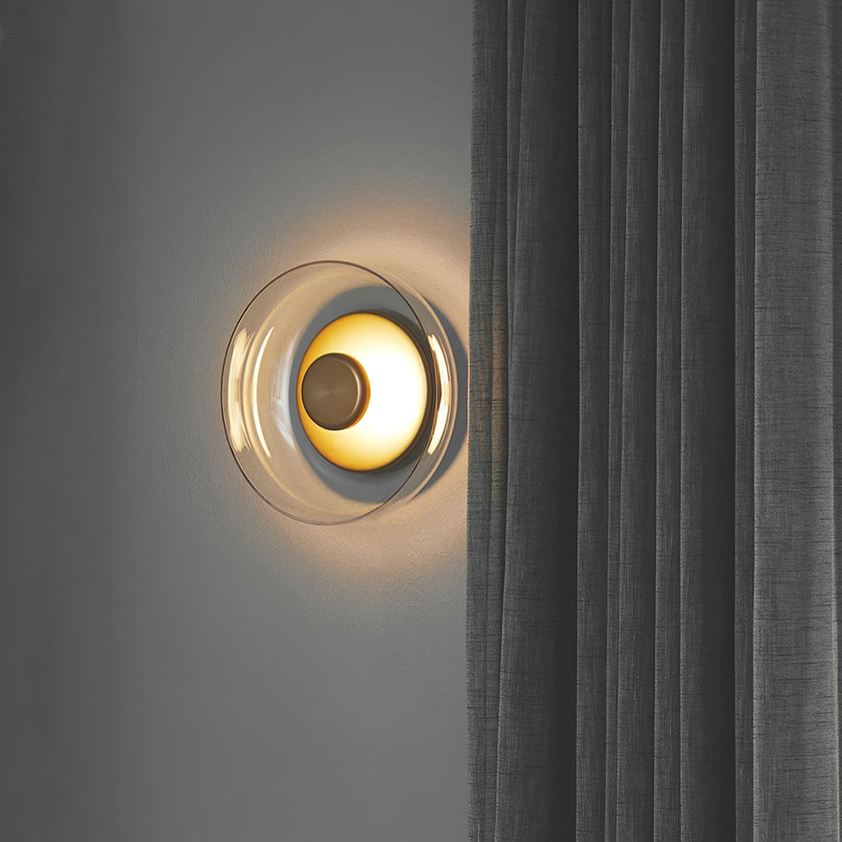Aether messing wandlamp met glazen kap
