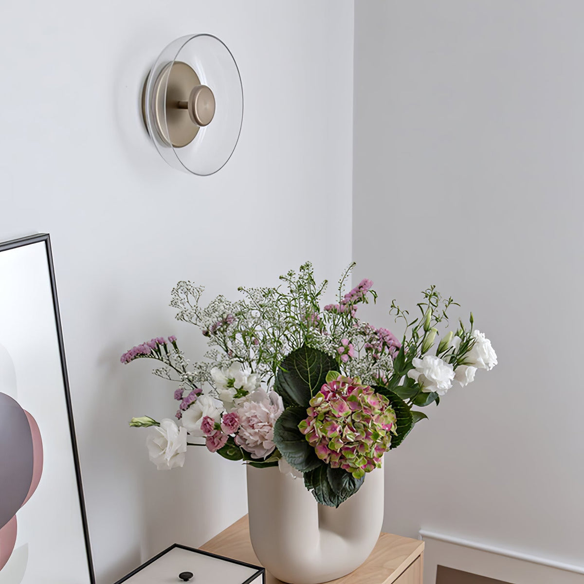Aether messing wandlamp met glazen kap