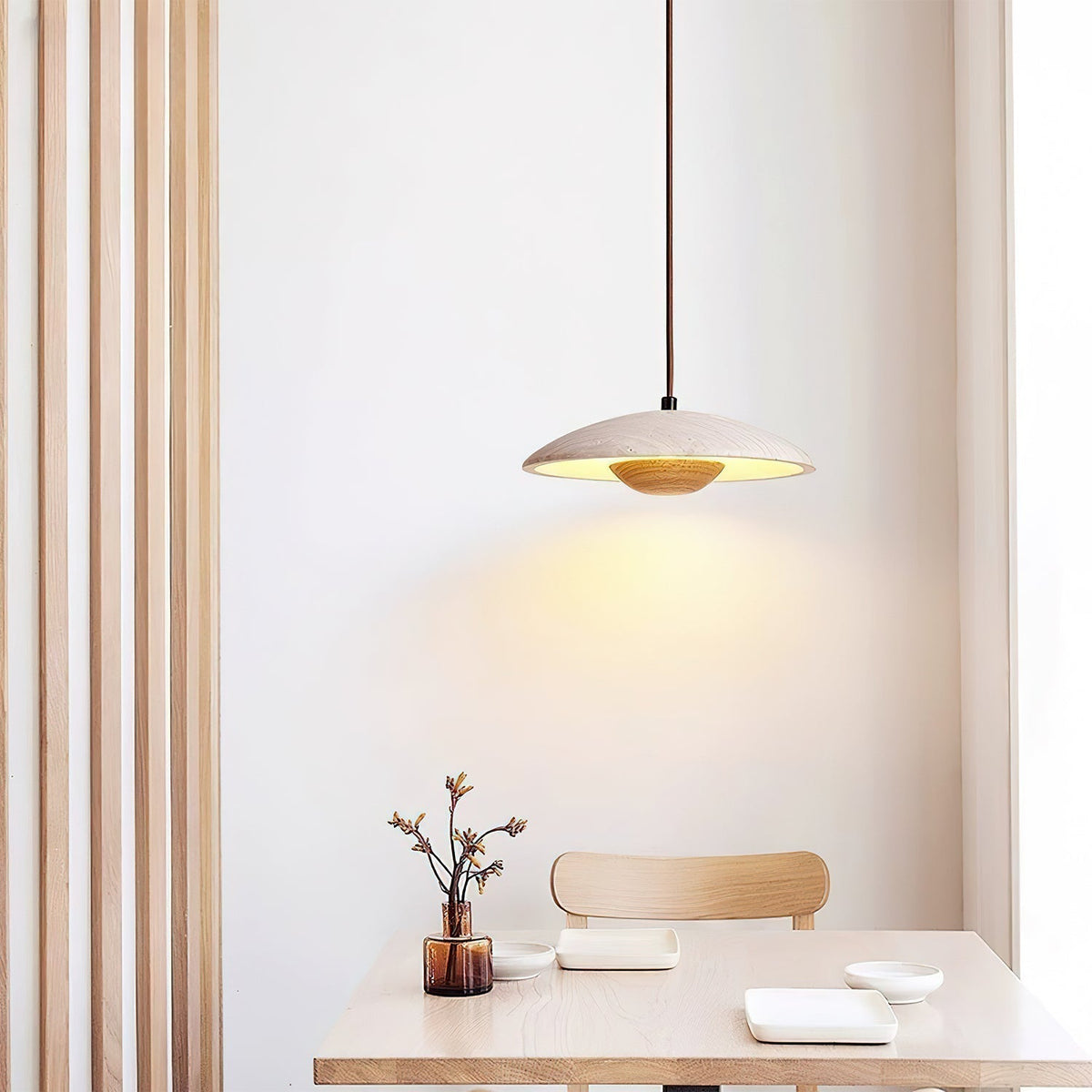 Bax hanglamp met brede rand in geel travertin