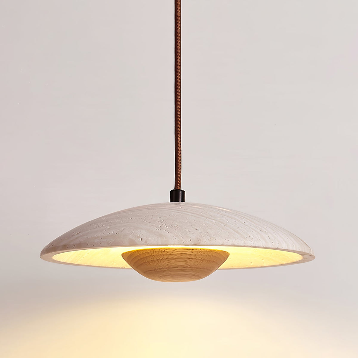 Bax hanglamp met brede rand in geel travertin