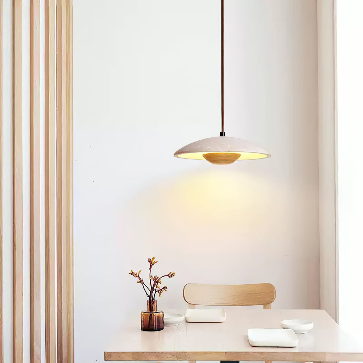 Bax hanglamp met brede rand in geel travertin