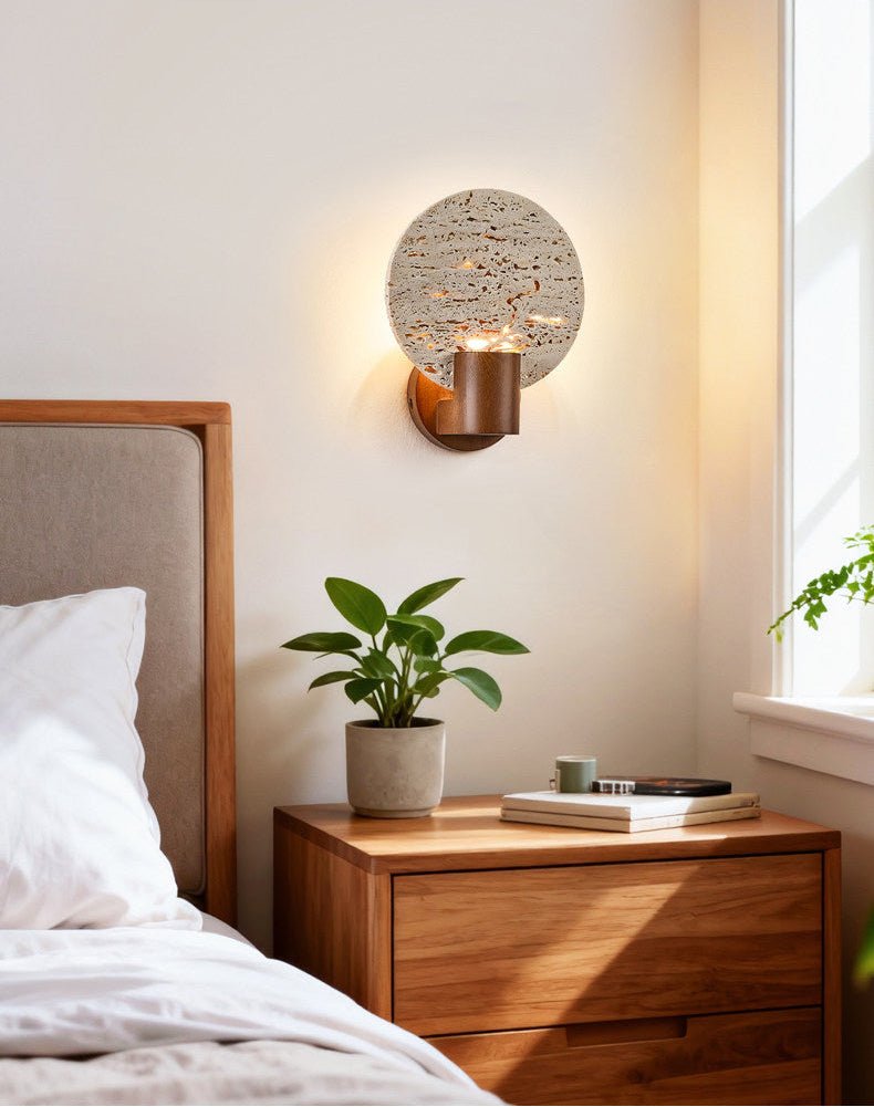 Taveiella wandlamp met ronde gele travertinschijf en walnootcilinder