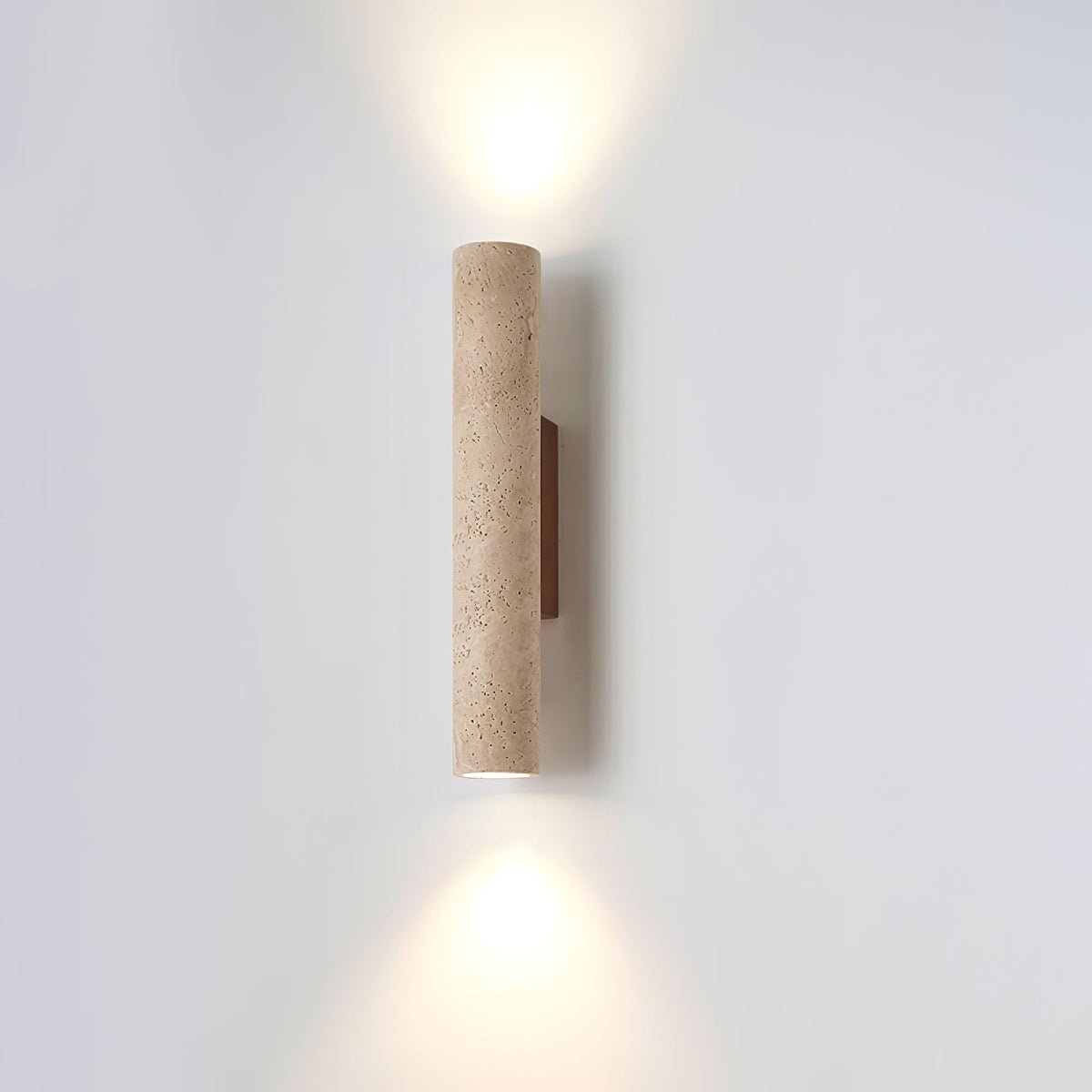 Seranise slanke cilindervormige wandlamp van geel travertin