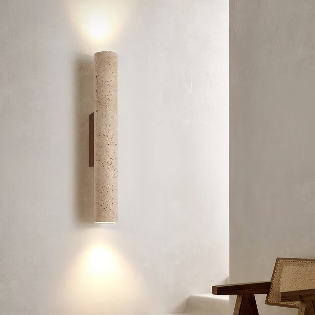 Seranise slanke cilindervormige wandlamp van geel travertin