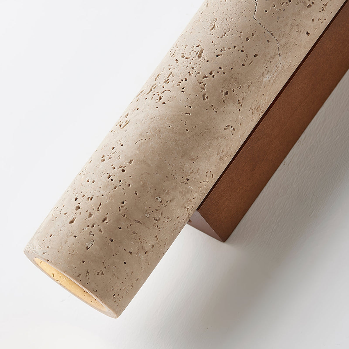 Seranise slanke cilindervormige wandlamp van geel travertin