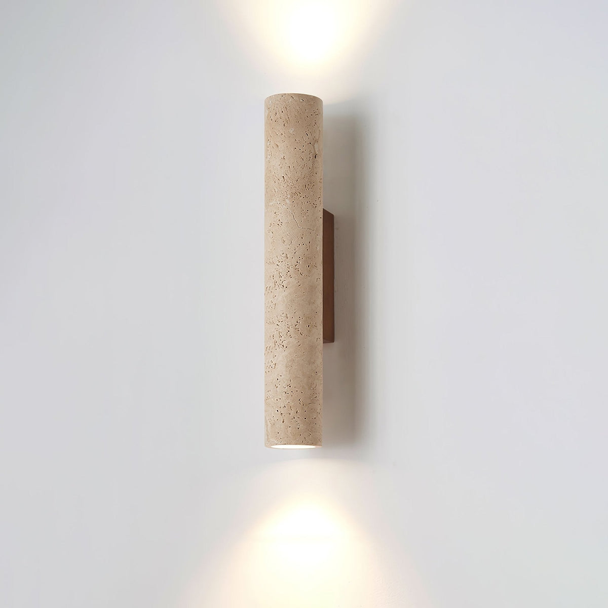 Seranise slanke cilindervormige wandlamp van geel travertin