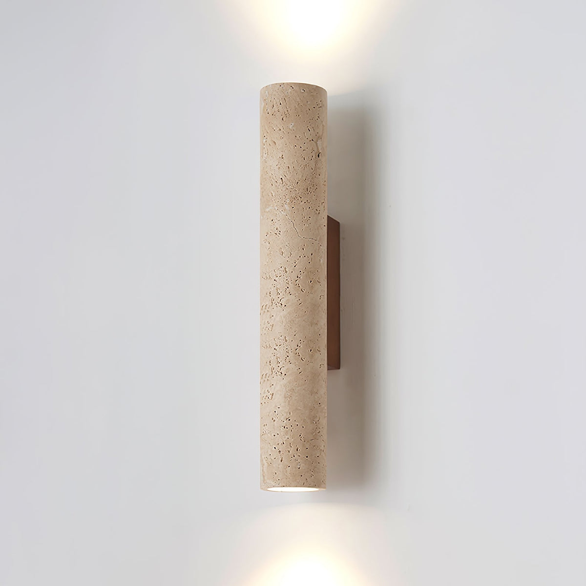 Seranise slanke cilindervormige wandlamp van geel travertin