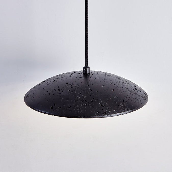Noreeria hanglamp in zwart travertin en donker walnoot