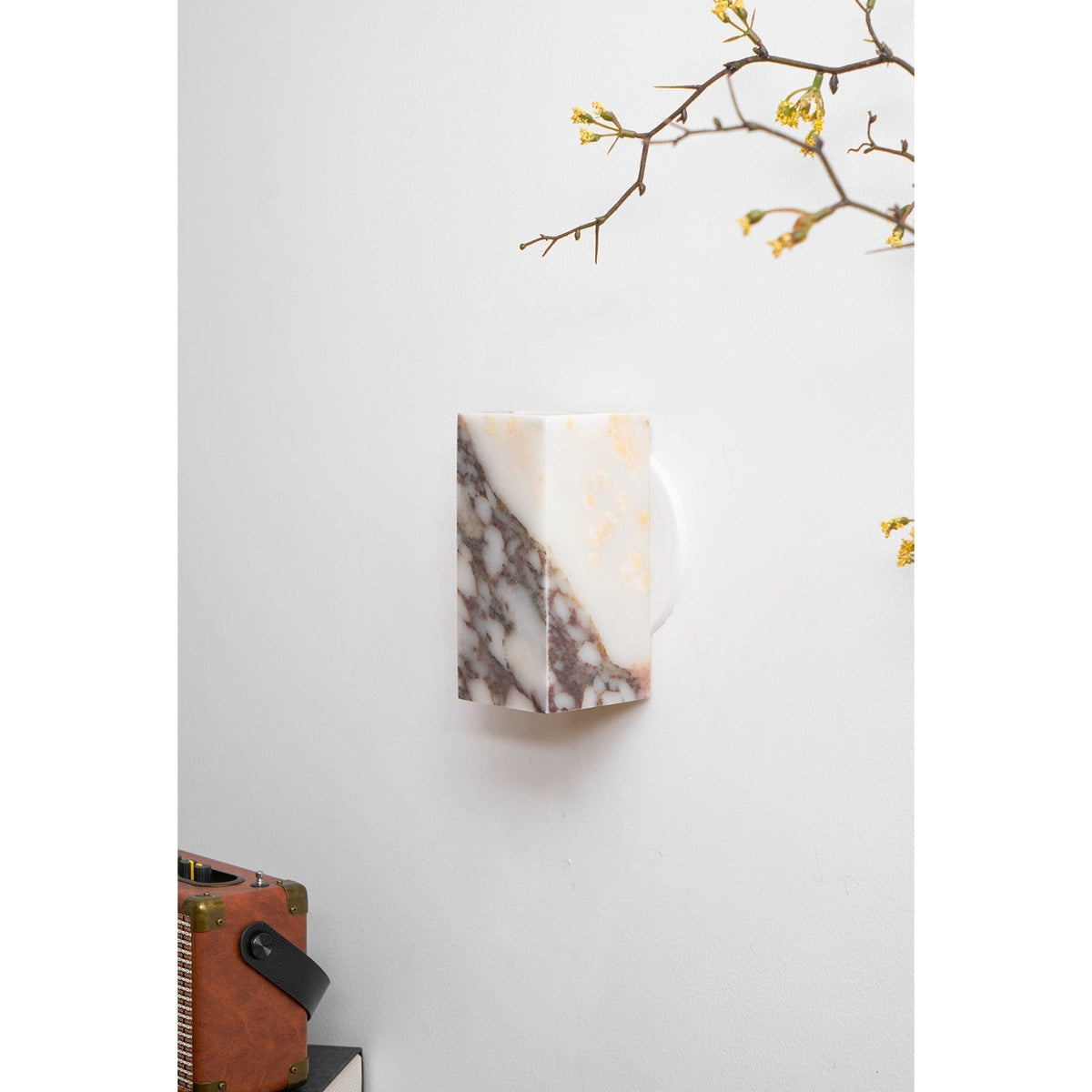 Neranina wandlamp in marmer