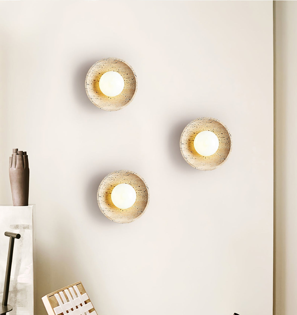 Tavik wandlamp met komvormig travertinframe