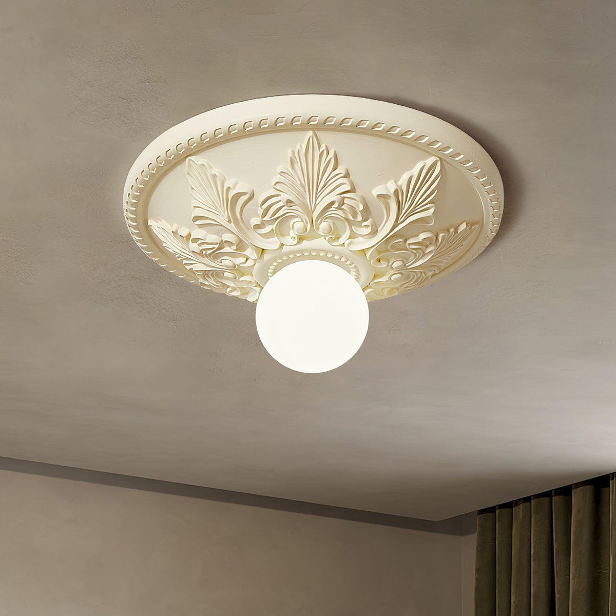 Plafondlamp van hars met resinekap en glazen bol, klassiek versierd