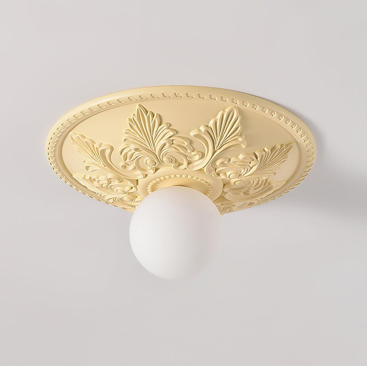 Plafondlamp van hars met resinekap en glazen bol, klassiek versierd