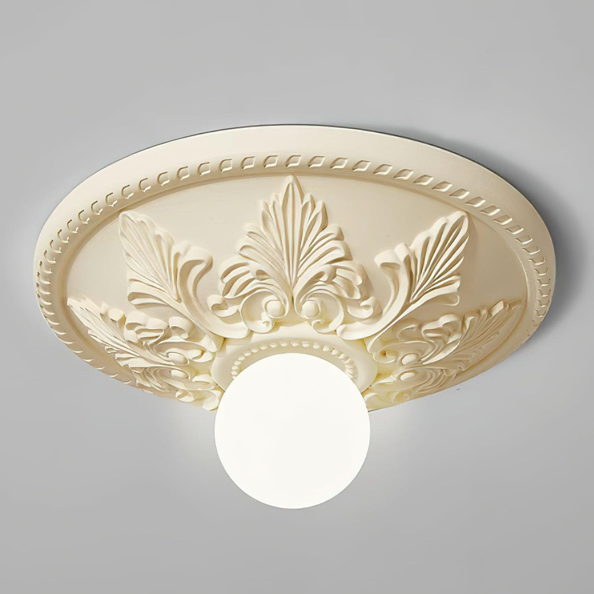 Plafondlamp van hars met resinekap en glazen bol, klassiek versierd