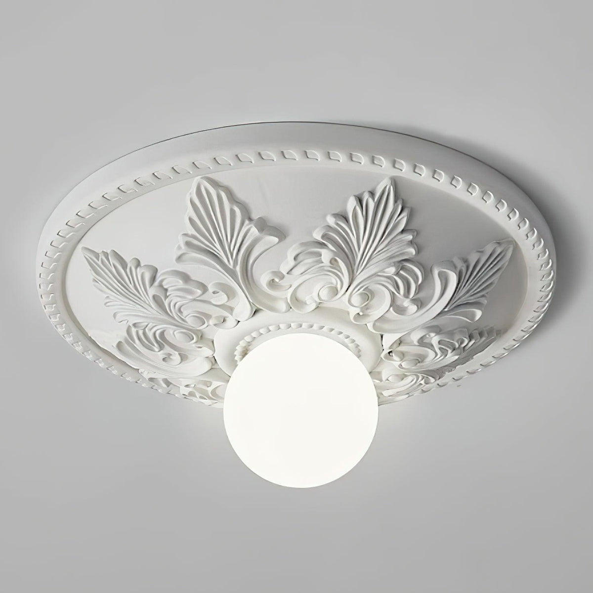 Plafondlamp van hars met resinekap en glazen bol, klassiek versierd