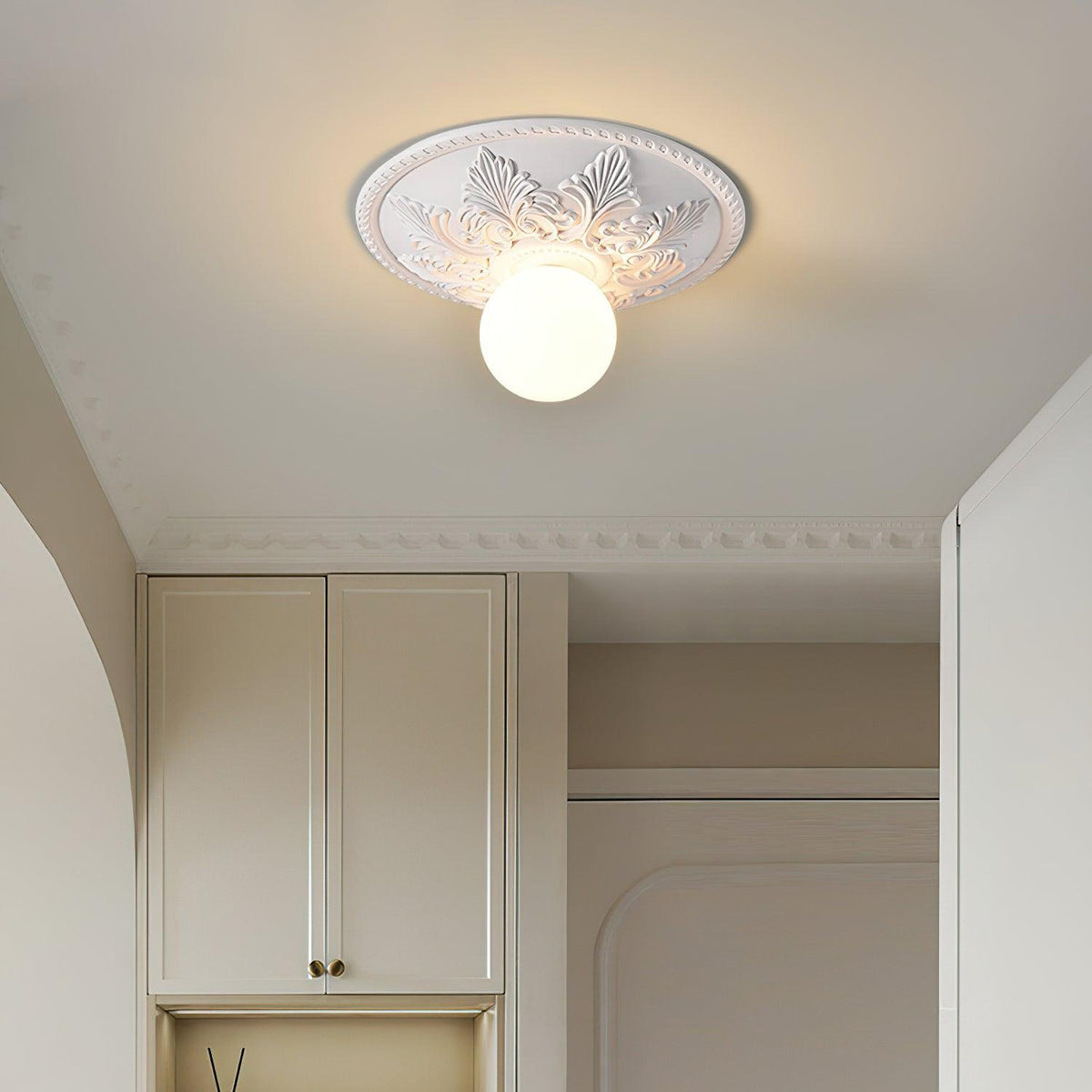 Plafondlamp van hars met resinekap en glazen bol, klassiek versierd