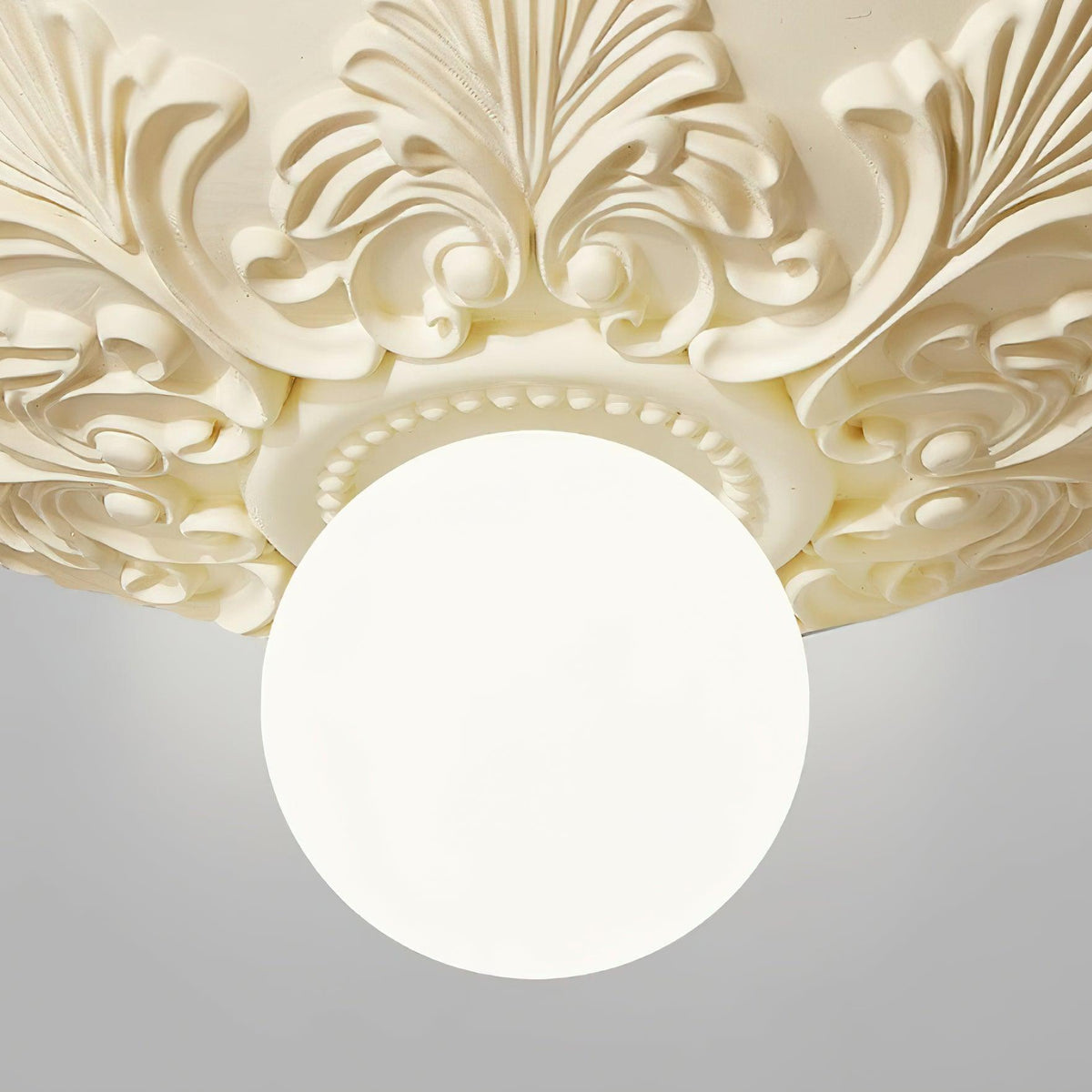 Plafondlamp van hars met resinekap en glazen bol, klassiek versierd