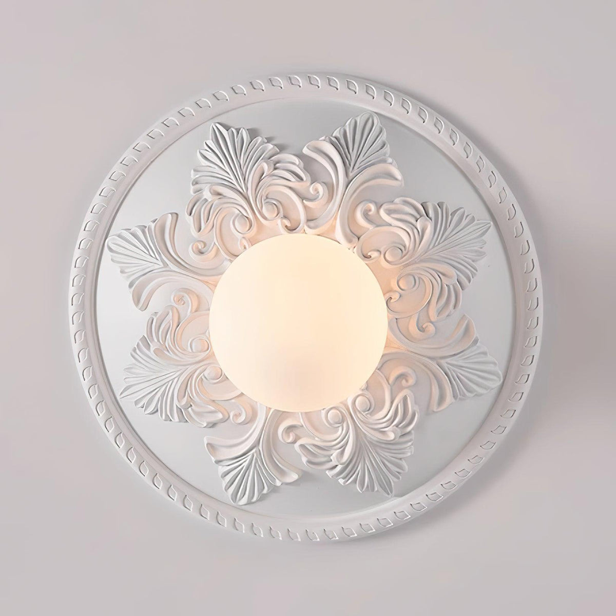 Plafondlamp van hars met resinekap en glazen bol, klassiek versierd