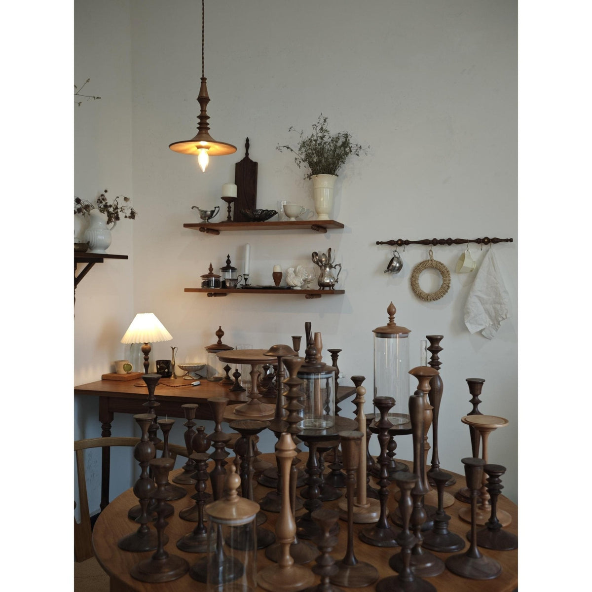 Tessira hanglamp van walnoothout met industriële stijl