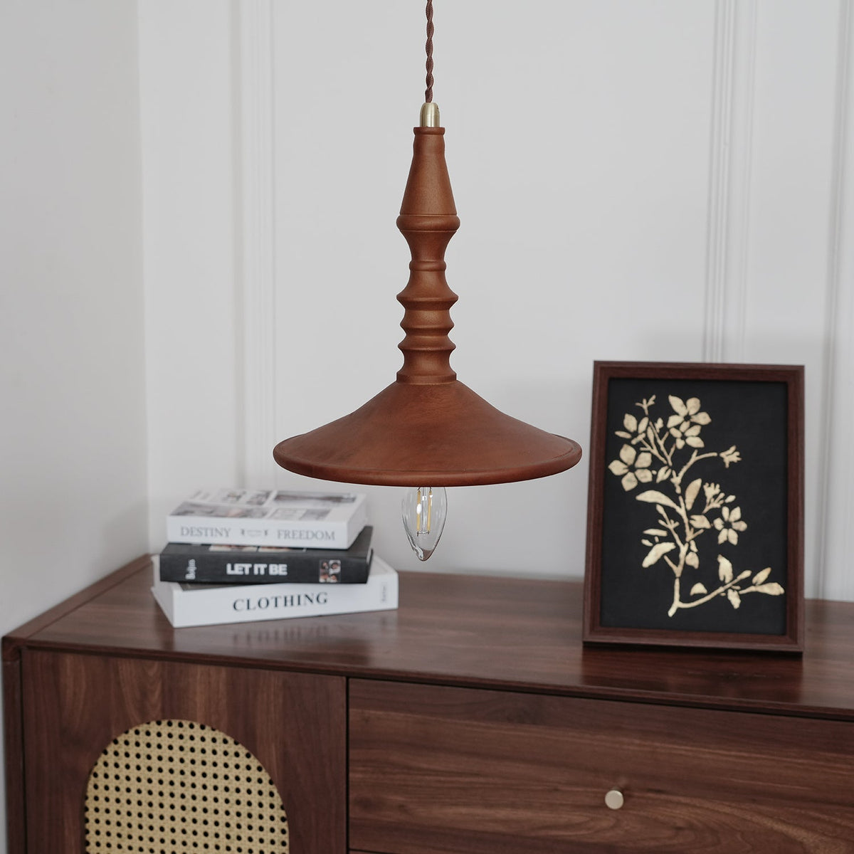 Tessira hanglamp van walnoothout met industriële stijl