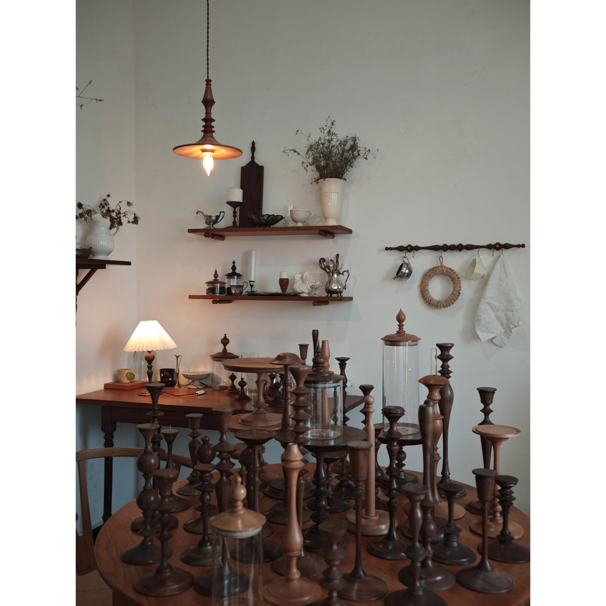Teriinise hanglamp van walnoothout