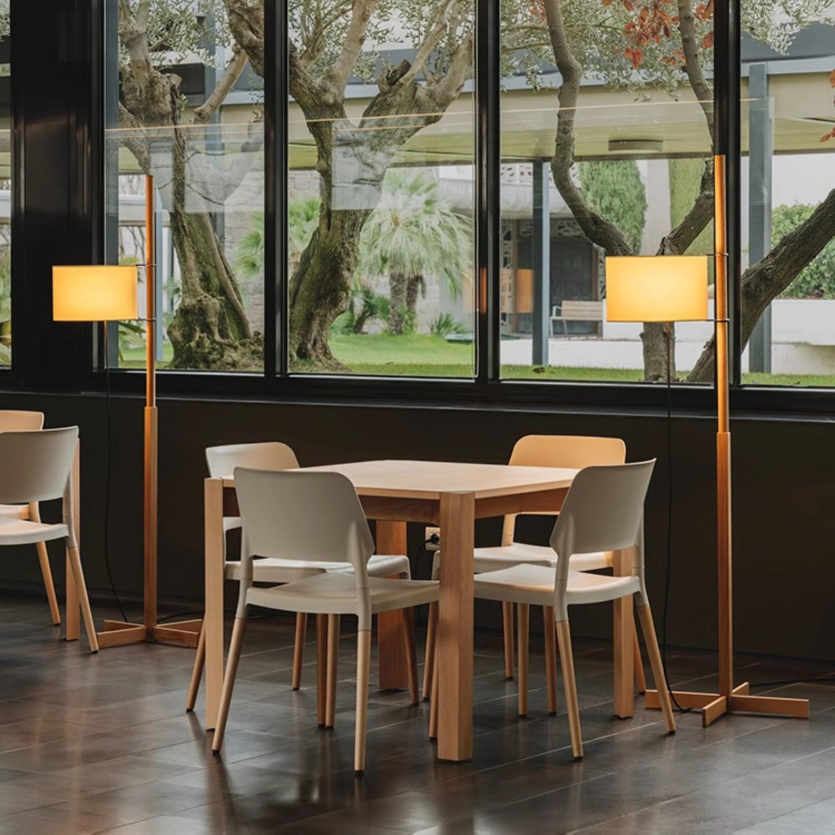 Vindis vloerlamp met houten kap en textiel