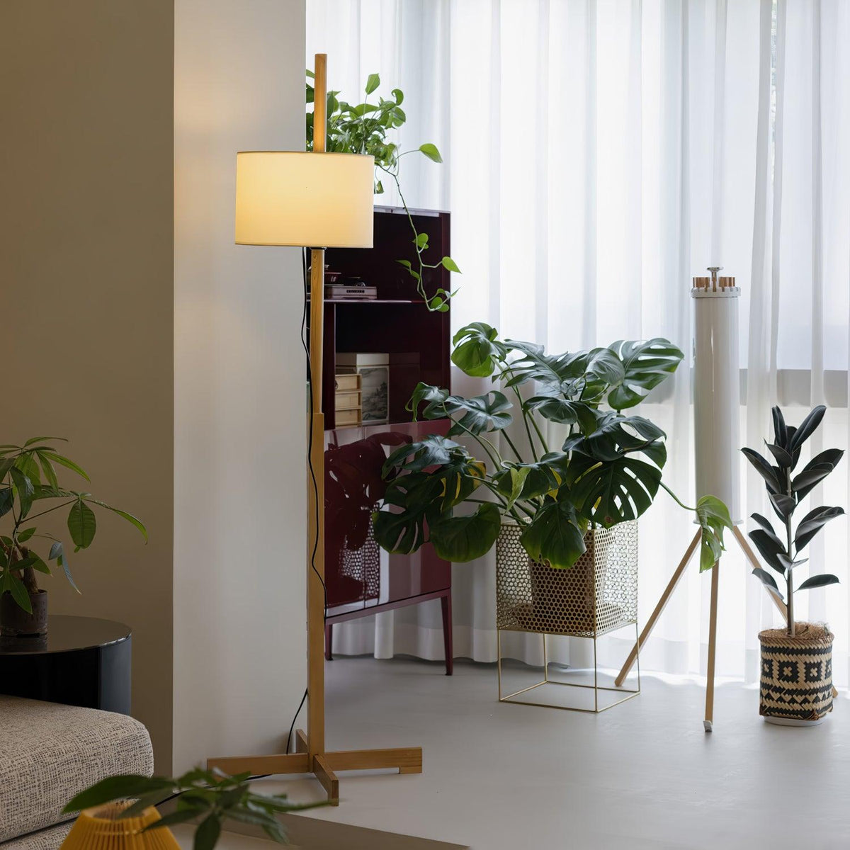 Vindis vloerlamp met houten kap en textiel