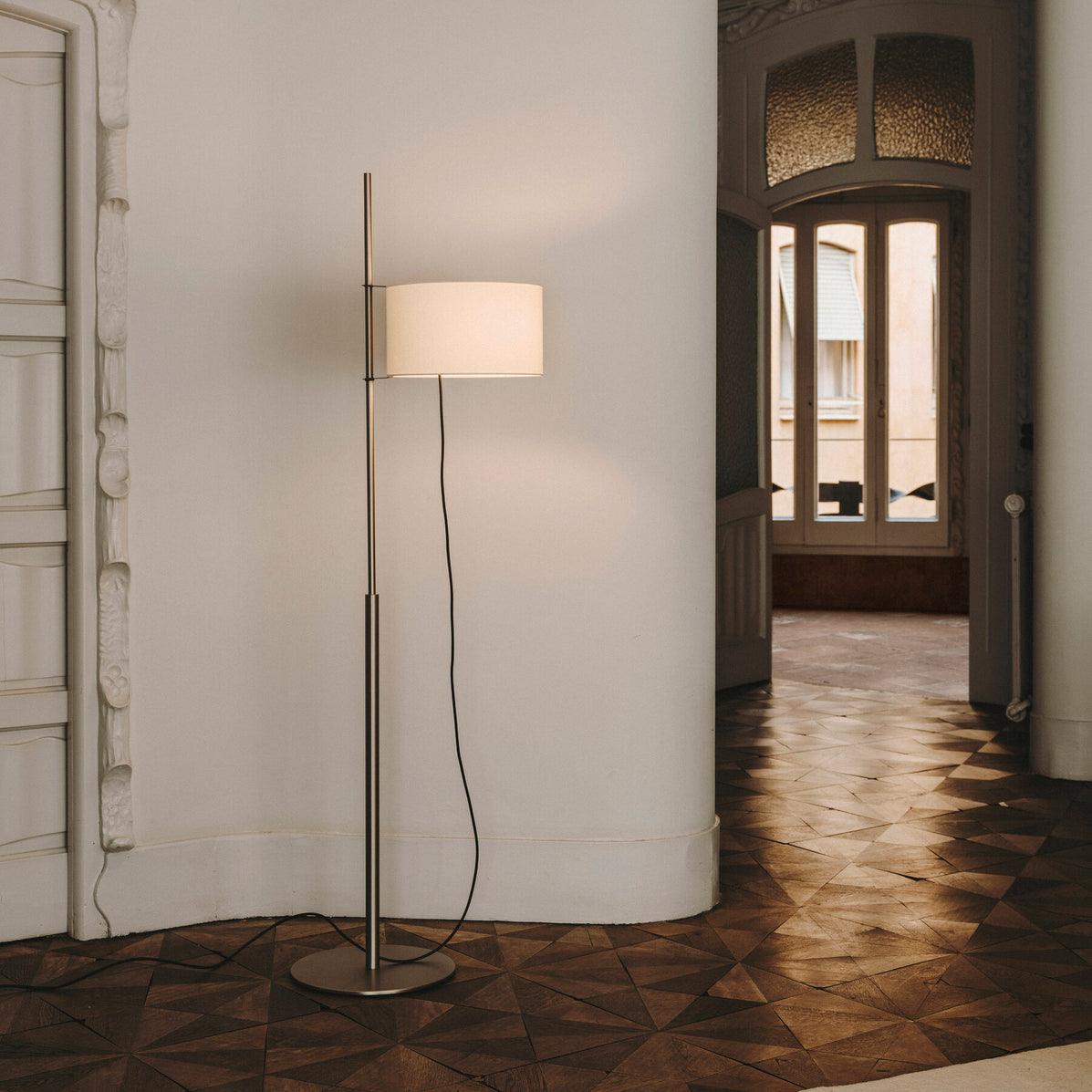 Vindis vloerlamp met houten kap en textiel