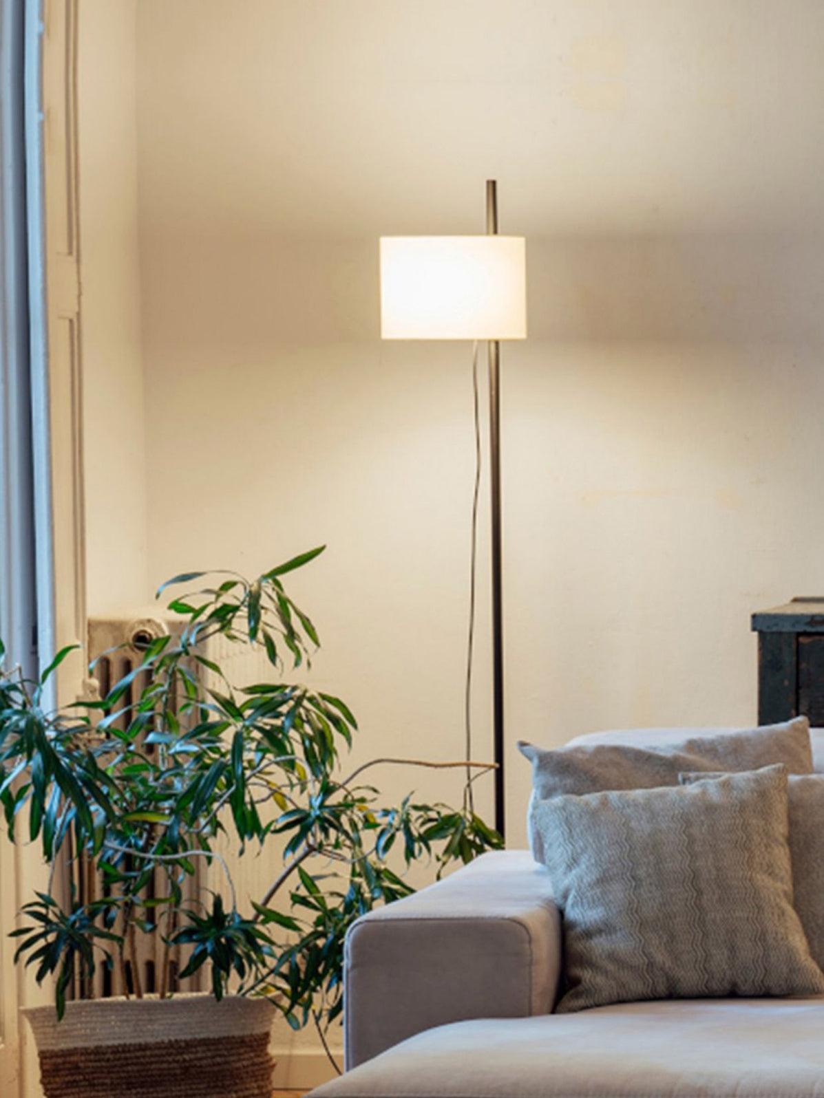 Vindis vloerlamp met houten kap en textiel