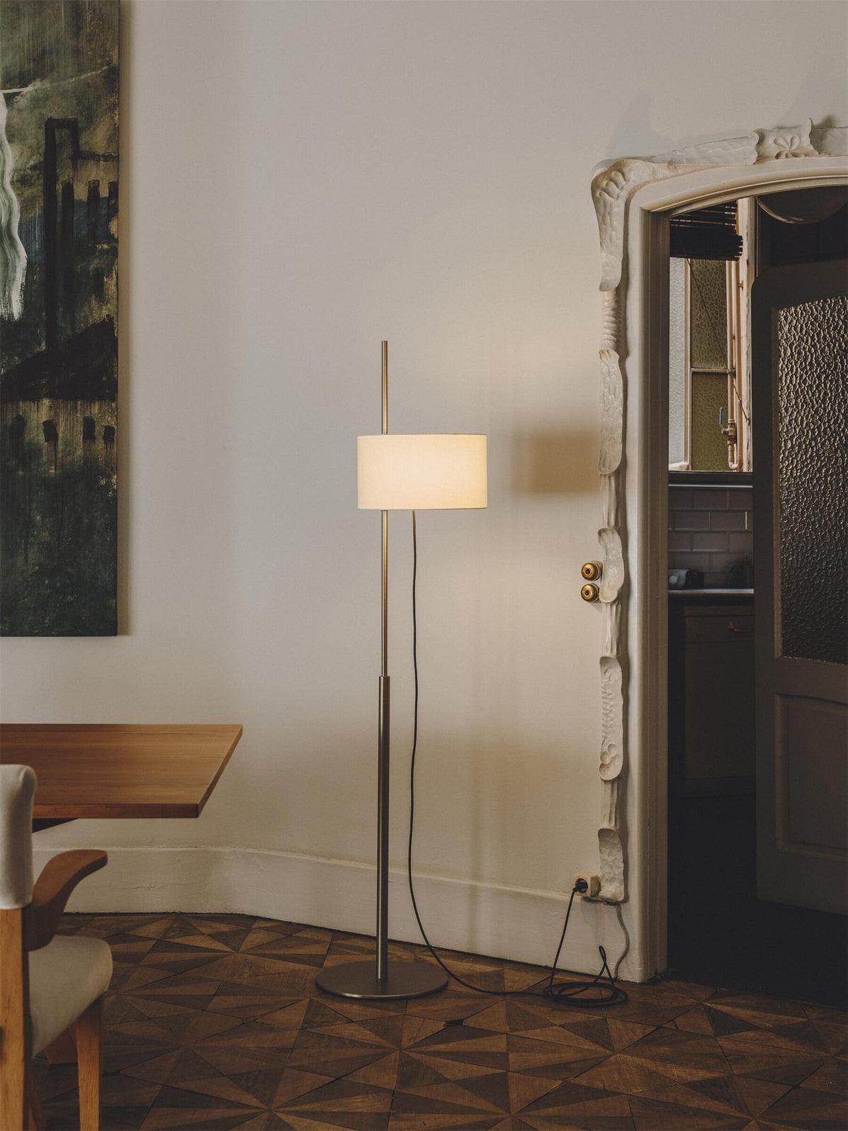 Vindis vloerlamp met houten kap en textiel