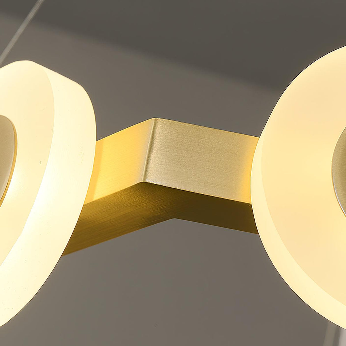 Din kroonluchter met geometrische messing ring