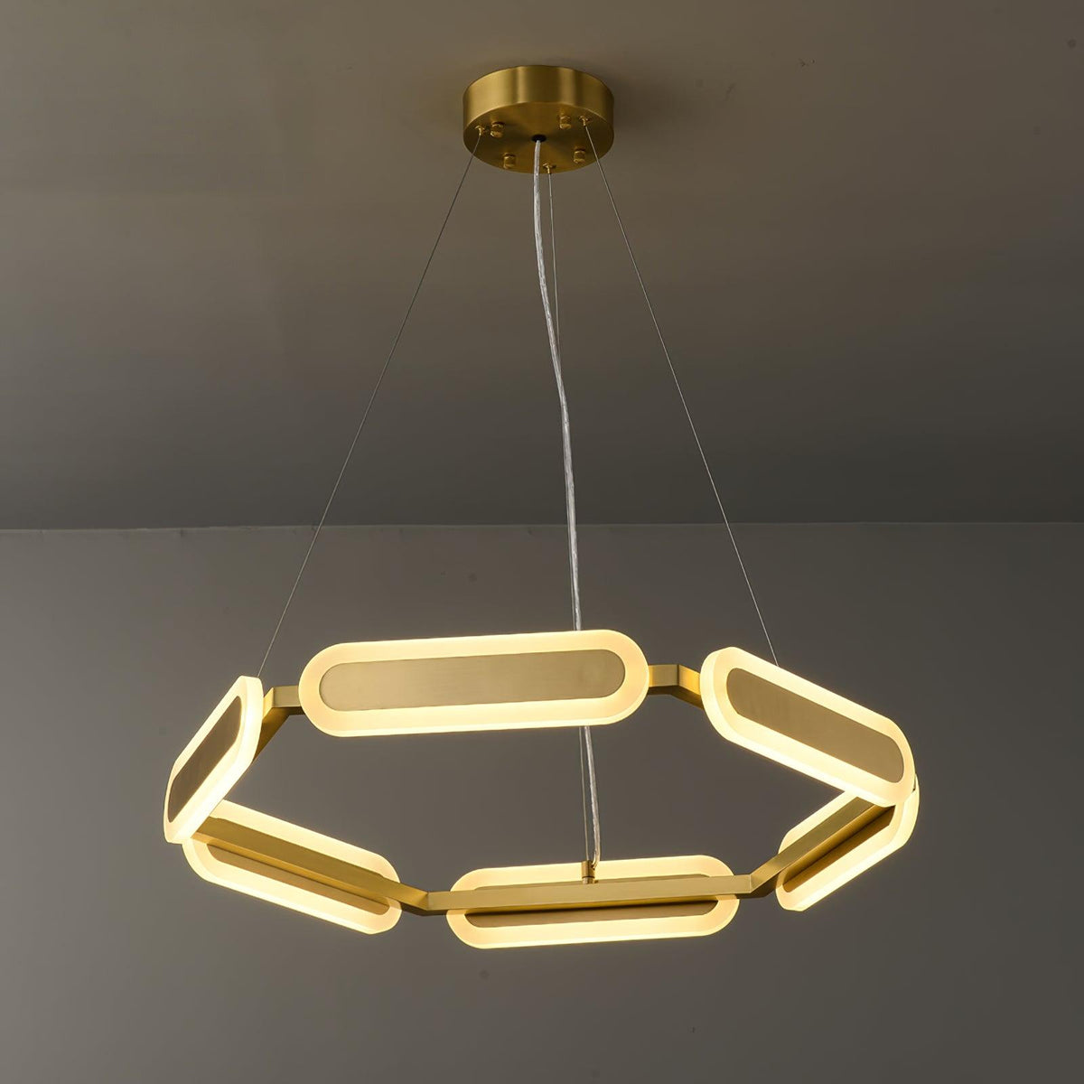 Din kroonluchter met geometrische messing ring
