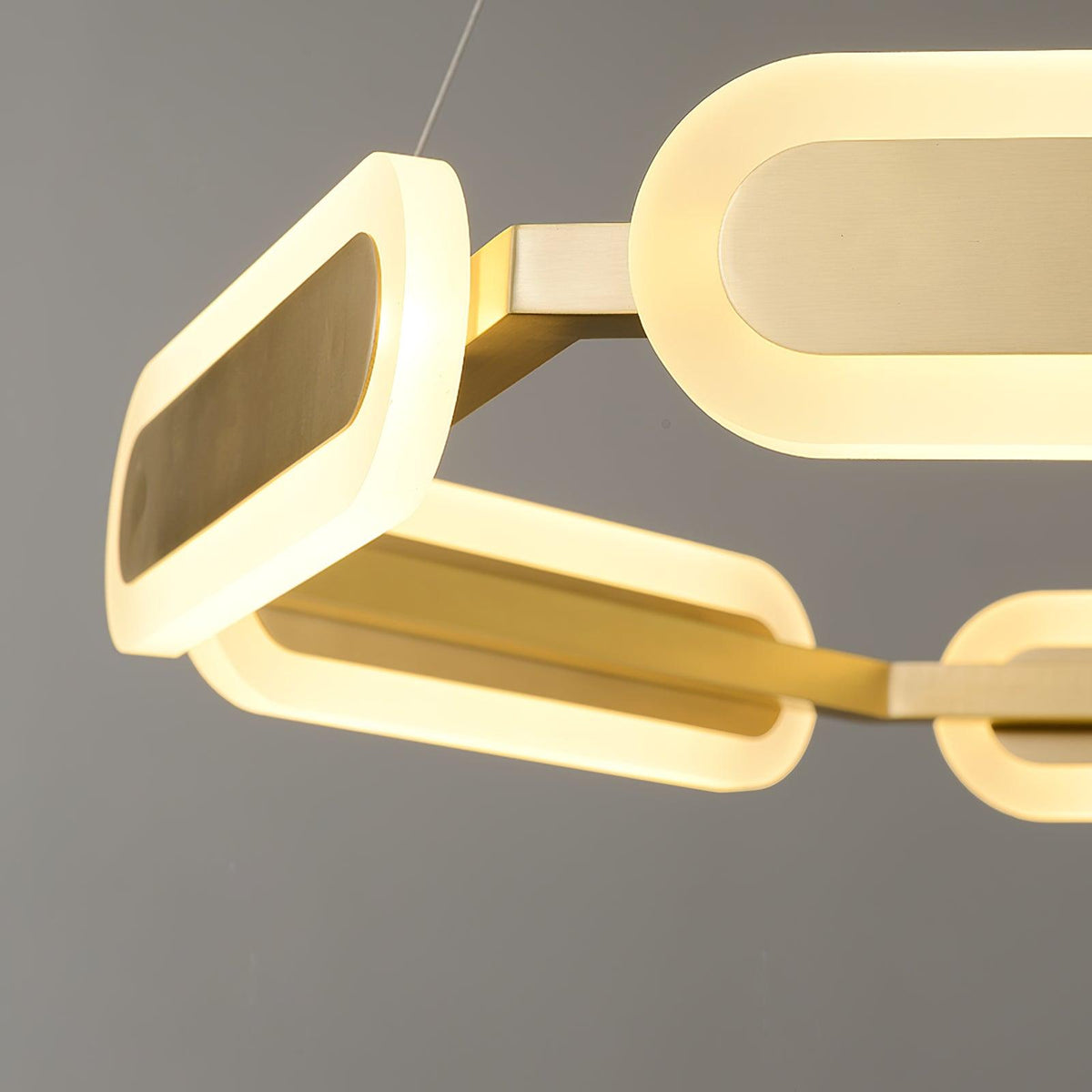 Din kroonluchter met geometrische messing ring