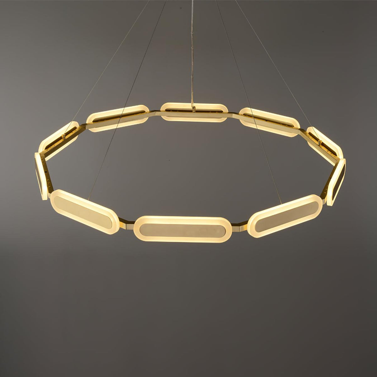 Din kroonluchter met geometrische messing ring