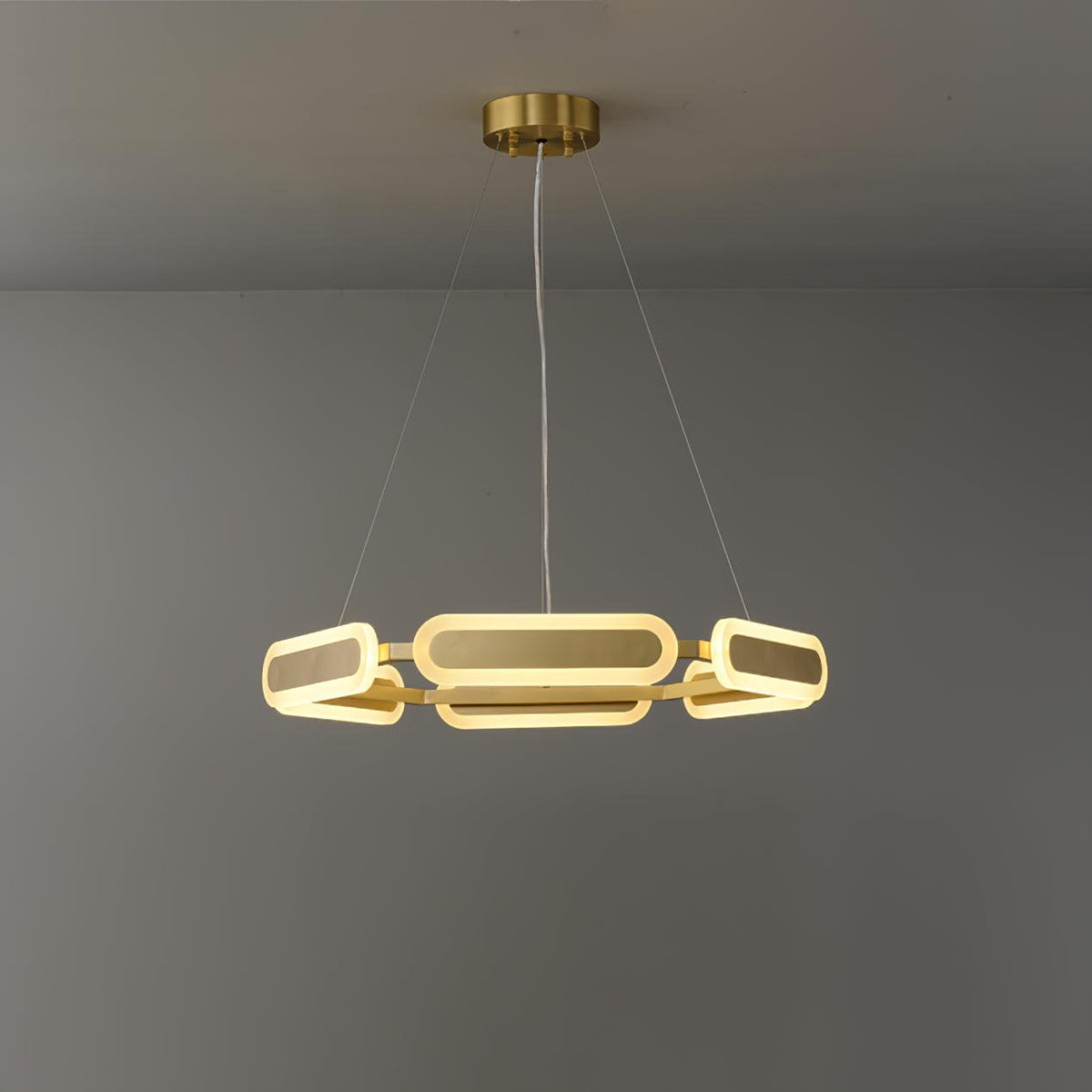 Din kroonluchter met geometrische messing ring