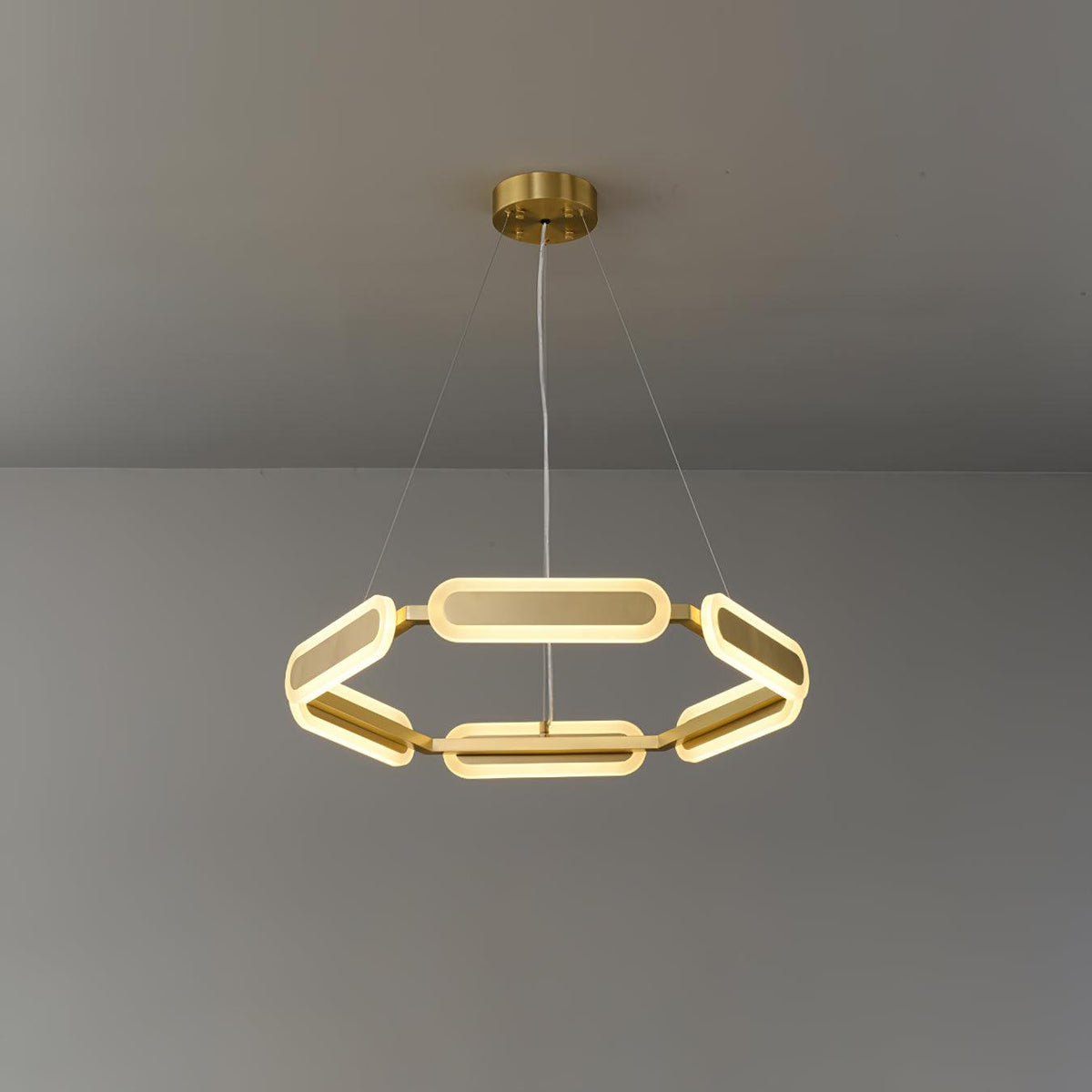 Din kroonluchter met geometrische messing ring