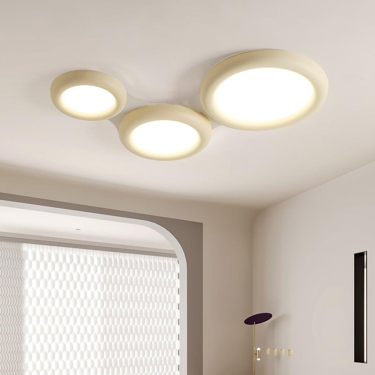 Minimalistische vlakke plafondlamp met acrylkap in beige