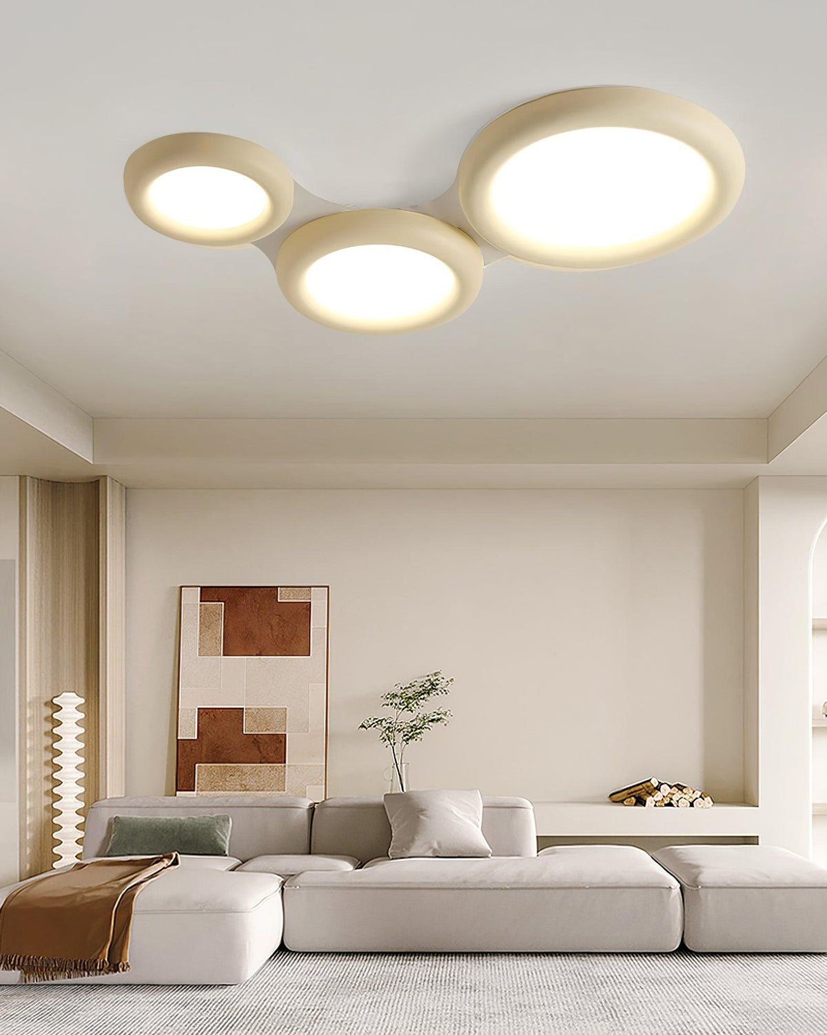 Minimalistische vlakke plafondlamp met acrylkap in beige
