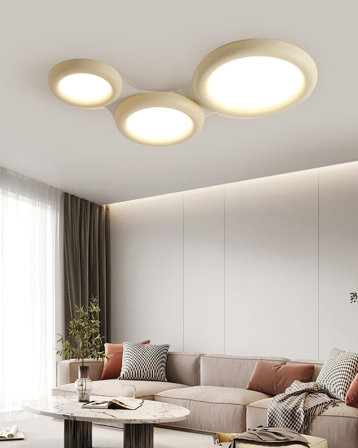 Minimalistische vlakke plafondlamp met acrylkap in beige