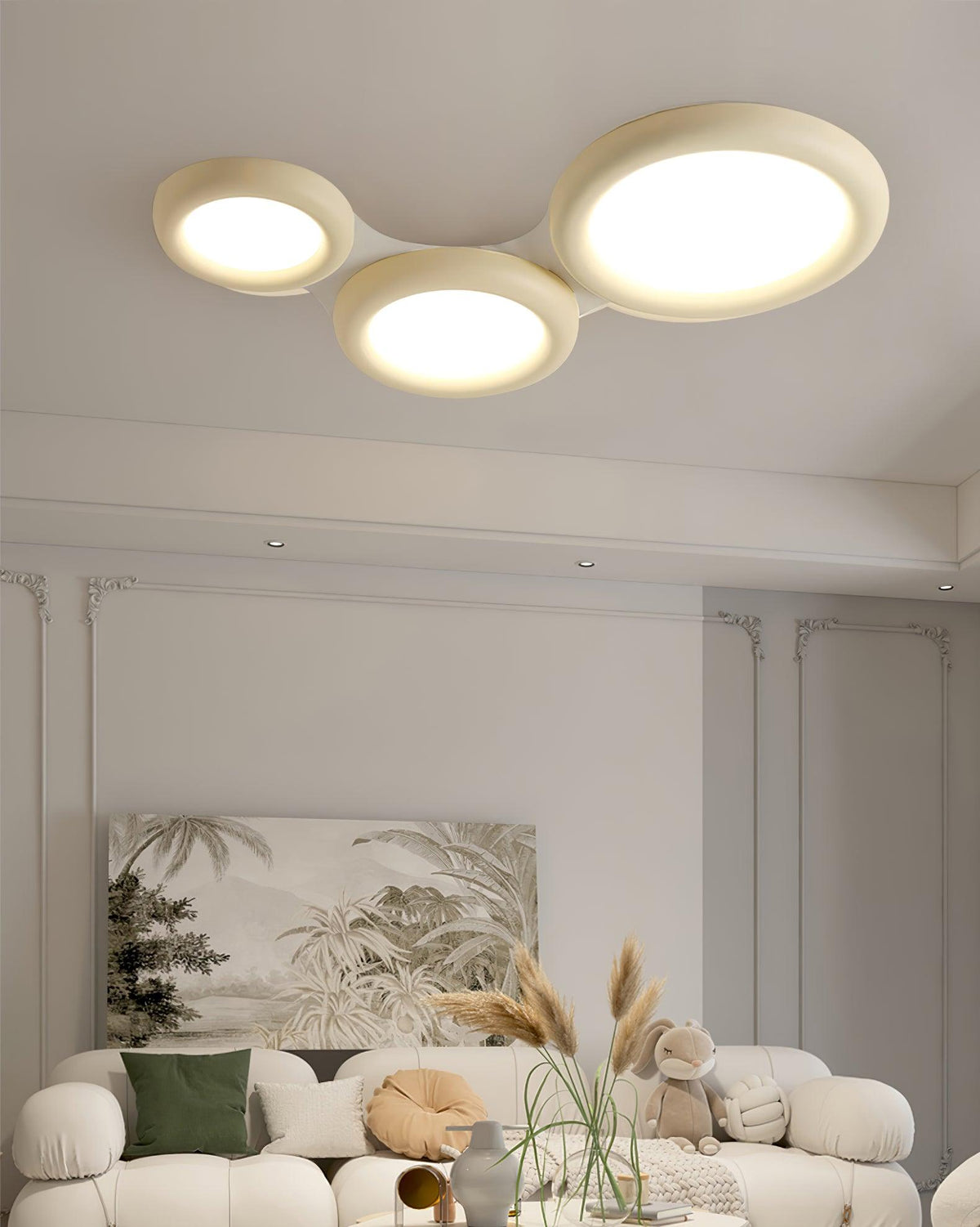 Minimalistische vlakke plafondlamp met acrylkap in beige