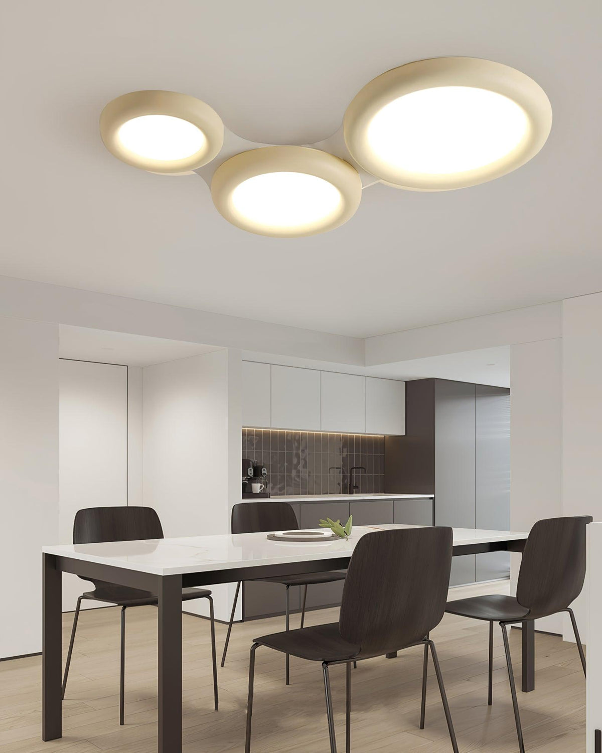 Minimalistische vlakke plafondlamp met acrylkap in beige