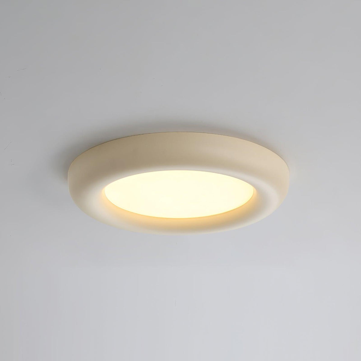 Minimalistische vlakke plafondlamp met acrylkap in beige