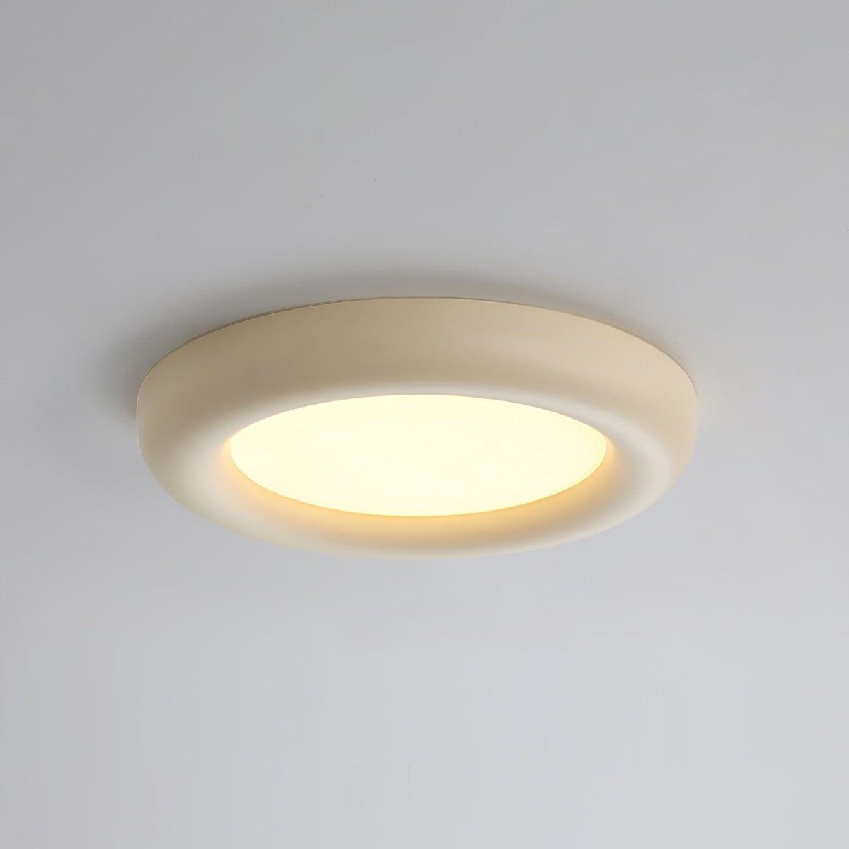 Minimalistische vlakke plafondlamp met acrylkap in beige